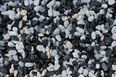 Kamenclub.ru: Мраморная крошка (щебень галтованный микс:белый-черный) фр.10-20 мм.  купить во Владимире мрамор белый, черный окатанные округлые декоративные ландшафтные камни щебня 15500 руб/т   фото КАМЕНЬ КЛУБ