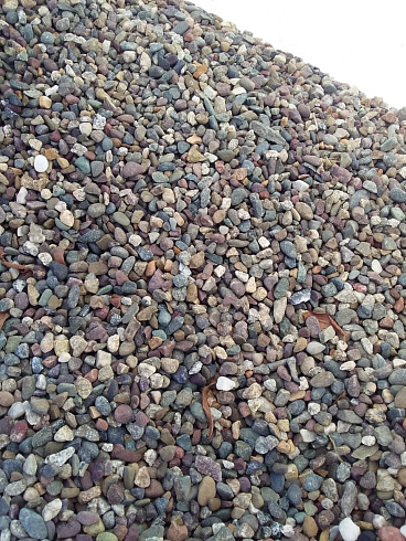 Kamenclub.ru: Галька речная окат цветная фр.5-10 мм. купить  во Владимире галька речная белый, серый, красноватый, синий, темно-серый речная окатанная галька декоративная 6800 руб/т   фото КАМЕНЬ КЛУБ