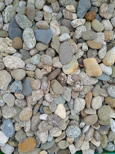 Kamenclub.ru: Галька горная речная окат (цветная) фр. 20-40 мм. купить  во Владимире галька речная серый синий бежевый белый окатанная речная галька ландшафтная 6800 руб/т   фото КАМЕНЬ КЛУБ