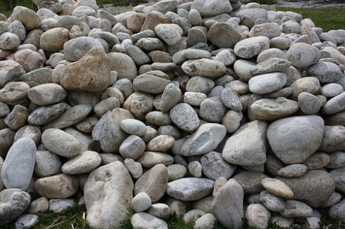 Kamenclub.ru: Бело-серый валунчик фр.100-300 мм.  купить во Владимире крупный камень для ландшафта серый, белый бело-серый валун крупная галька 4500 руб/т   фото КАМЕНЬ КЛУБ