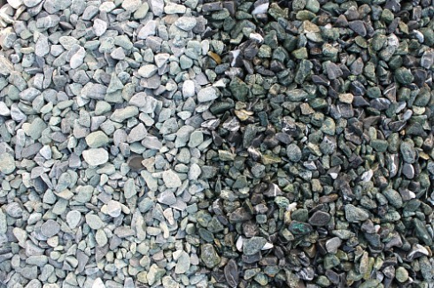 Kamenclub.ru: Мраморная крошка (щебень галтованный микс:зеленый-черный) фр.10-20 мм.  купить во Владимире мрамор зеленый, черный декоративные ландшафтные окатанные округлые камни щебня 14500 руб/т   фото КАМЕНЬ КЛУБ