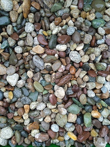 Kamenclub.ru: Галька горная речная окат (цветная) фр. 20-40 мм. купить  во Владимире галька речная серый синий бежевый белый окатанная речная галька ландшафтная 6800 руб/т   фото КАМЕНЬ КЛУБ