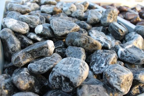 Kamenclub.ru: Щебень галтованный черный (мрамор) фр.20-40 мм.  купить во Владимире мрамор черный с белыми прожилками мрамор окатанный округлый 15000 руб/т   фото КАМЕНЬ КЛУБ