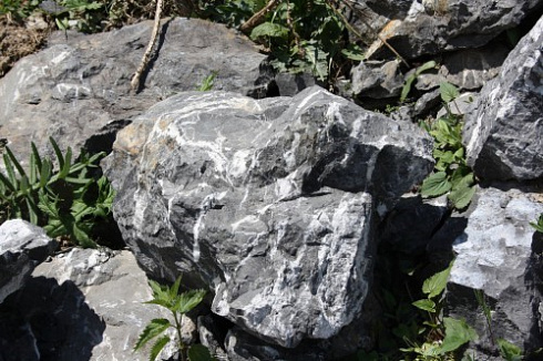 Kamenclub.ru: Черный мрамор скальник фр. 1000-1500 мм.  купить во Владимире мрамор черный белый серый крупный колотый валун ландшафтный 9000 руб/т   фото КАМЕНЬ КЛУБ