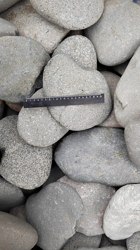 Kamenclub.ru: Галька речная плоская (темно-серая) фр. 70-150 мм. купить  во Владимире галечник природный темно-серый серый синий речная плоская природная окатанная  9000 руб/т   фото КАМЕНЬ КЛУБ