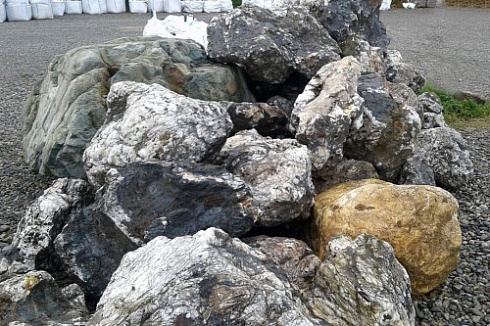 Kamenclub.ru: Черный гранит - кварцит фр. 100-500 мм.  купить во Владимире мрамор гранит черный с белыми прожилками, серый, белый валун скальный колотый 7000 руб/т   фото КАМЕНЬ КЛУБ