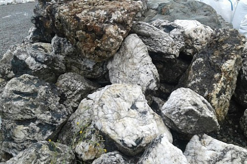 Kamenclub.ru: Черный гранит - кварцит фр. 100-500 мм.  купить во Владимире мрамор гранит черный с белыми прожилками, серый, белый валун скальный колотый 7000 руб/т   фото КАМЕНЬ КЛУБ