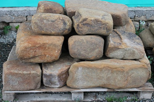 Kamenclub.ru: Песчаник для строительства и кладки (фр. 200-400 мм)  купить во Владимире песчаник бежевый серый рыжий желтый блоки для строительства из песчаника 6500 руб/т   фото КАМЕНЬ КЛУБ