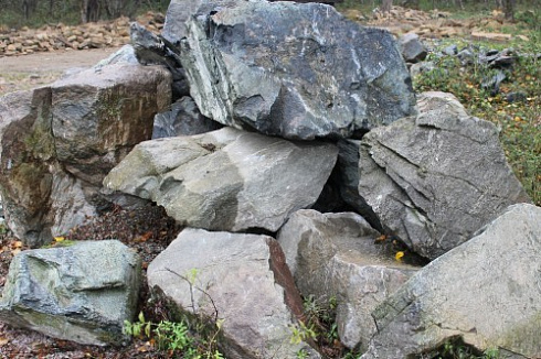 Kamenclub.ru: Змеевик скальник фр. 500-1500 мм.  купить во Владимире змеевик зеленый серый черный глыба скальная колотая 7500 руб/т   фото КАМЕНЬ КЛУБ