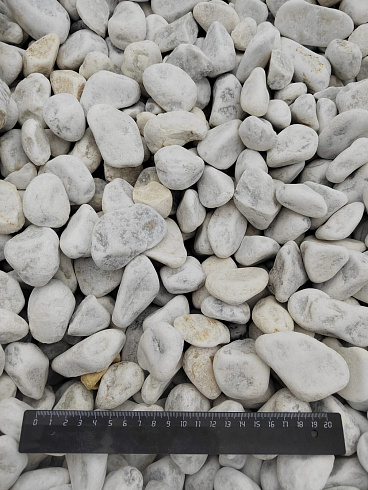 Kamenclub.ru: Мраморная крошка (щебень галтованный белый) фр.40-70 мм.  купить во Владимире мрамор белый молочный айвори окатанный округлый природный камень 17000 руб/т   фото КАМЕНЬ КЛУБ