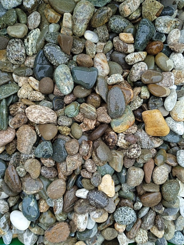 Kamenclub.ru: Галька горная речная окат (цветная) фр. 20-40 мм. купить  во Владимире галька речная серый синий бежевый белый окатанная речная галька ландшафтная 6800 руб/т   фото КАМЕНЬ КЛУБ