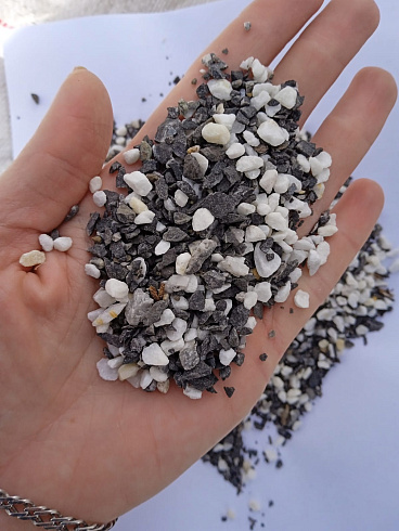 Kamenclub.ru: Мраморная крошка (щебень галтованный микс:: белый-черный) фр.5-10 мм  купить во Владимире мрамор белый, черный, молочный, серый галтовка мраморная окатанная декоративная ландшафтная 15500 руб/т   фото КАМЕНЬ КЛУБ