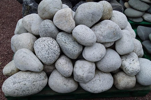 Kamenclub.ru: Бело-серый валунчик фр.100-300 мм.  купить во Владимире крупный камень для ландшафта серый, белый бело-серый валун крупная галька 4500 руб/т   фото КАМЕНЬ КЛУБ