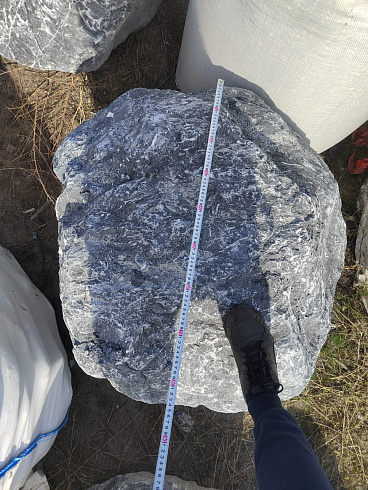 Kamenclub.ru: Черный мрамор скальник фр. 1000-1500 мм.  купить во Владимире мрамор черный белый серый крупный колотый валун ландшафтный 9000 руб/т   фото КАМЕНЬ КЛУБ