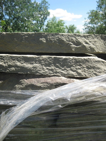 Kamenclub.ru: Песчаник пластушка серо-зеленый (1,5 см)  купить во Владимире плитняк - пластушка серо-зеленый, серый, зеленый пластушка рваная ландшафтная колотая 10200 руб/м3   фото КАМЕНЬ КЛУБ