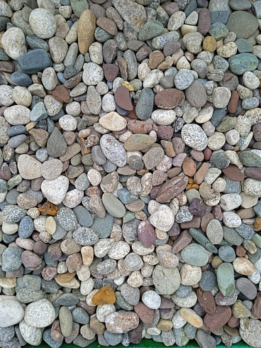 Kamenclub.ru: Галька горная речная окат (цветная) фр. 20-40 мм. купить  во Владимире галька речная серый синий бежевый белый окатанная речная галька ландшафтная 6800 руб/т   фото КАМЕНЬ КЛУБ