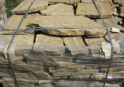 Kamenclub.ru: Песчаник пластушка желтый с рисунком (3 см)  купить во Владимире песчаник желтый с рисунком, рыжий, желтый песчаник пластушка ландшафтная рваная 8 500 руб/м3   фото КАМЕНЬ КЛУБ