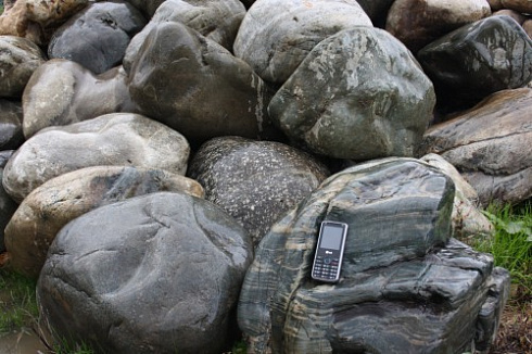 Kamenclub.ru: Речной валун Кабанчик фр.300-500 мм.  купить во Владимире крупный природный камень галька серый, темно-серый речной валун галечник масштабный 7000 руб/т   фото КАМЕНЬ КЛУБ