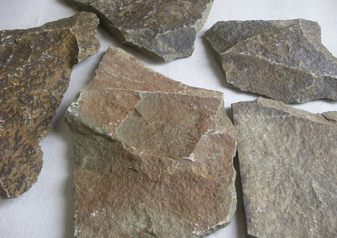 Kamenclub.ru: Песчаник пластушка "фонтанка" серо-зеленая (3,0-5,0 см)  купить во Владимире песчаник серо-зеленая колотые плитки облицовочные пластушки 11400 руб/м3   фото КАМЕНЬ КЛУБ