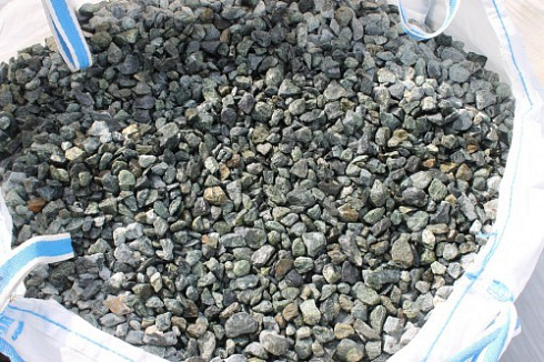 Kamenclub.ru: Щебень крошка зеленый (змеевик) фр. 20-40 мм.  купить во Владимире мрамор зеленый, салатовый ландшафтная мраморная крошка 8500 руб/т   фото КАМЕНЬ КЛУБ