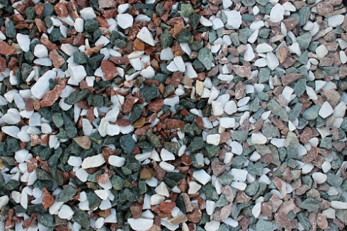 Kamenclub.ru: Мраморная крошка (щебень крошка микс: белый-зеленый-розовый) фр. 10-20 мм.  купить во Владимире мрамор белый, зеленый, розовый декоративный ландшафтный колотый щебень 12000 руб/т   фото КАМЕНЬ КЛУБ