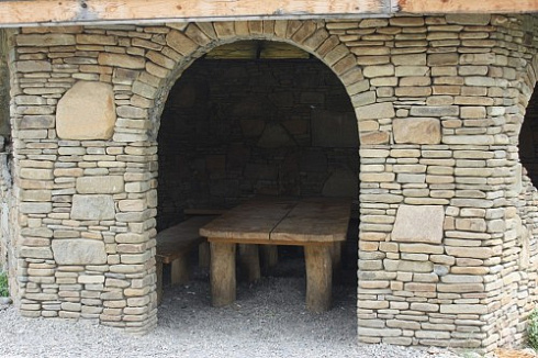 Kamenclub.ru: Песчаник для строительства и кладки блочный (фр 100-200 мм)  купить во Владимире песчаник бежевый серый рыжий валун мелкий для строительства песчаник 6500 руб/т   фото КАМЕНЬ КЛУБ