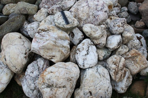 Kamenclub.ru: Кварцевый валунчик фр.100-300 мм.  купить во Владимире кварц белый, бежевый молочный рыжий крупный природный камень галечник 7850 руб/т   фото КАМЕНЬ КЛУБ