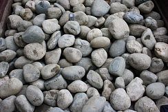 Kamenclub.ru: Речной валун (Ассорти) фр.100-300 мм.  купить во Владимире галечник серый, темно-серый, светло-серый речная галька крупных размеров 4200 руб/т   фото КАМЕНЬ КЛУБ