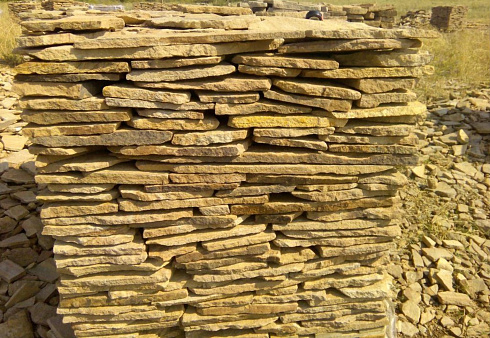 Kamenclub.ru: Песчаник пластушка желтый с разводом под дерево (2 см)  купить во Владимире плитняк желтый с разводами, желтый, рыжий, серый песчаник пластушка рваная ландшафтная 11 000 руб/м3   фото КАМЕНЬ КЛУБ