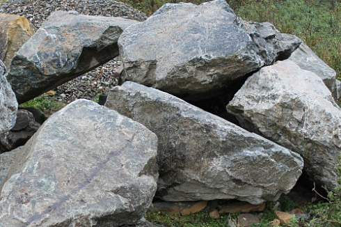 Kamenclub.ru: Змеевик скальник фр. 500-1500 мм.  купить во Владимире змеевик зеленый серый черный глыба скальная колотая 7500 руб/т   фото КАМЕНЬ КЛУБ