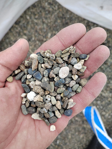 Kamenclub.ru: Галька речная окат (серая) фр.5-10 мм купить  во Владимире галька речная серая, серый, темно-серый, светло-серый, коричневый речная окатанная галька декоративная ландшатфная 5000 руб/т   фото КАМЕНЬ КЛУБ