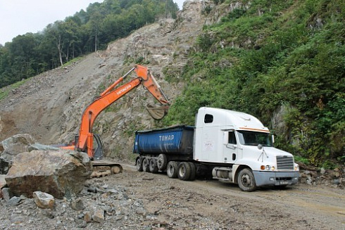 Kamenclub.ru: Гранит скальник (серо-зеленый) фр. 500-1500 мм.  купить во Владимире гранит мрамор  серый зеленый темно-серый глыба скальная колотая ландшафтная 7 500 руб/т   фото КАМЕНЬ КЛУБ
