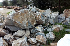Kamenclub.ru: Гранит скальник (серо-зеленый) фр. 500-1500 мм.  купить во Владимире гранит мрамор  серый зеленый темно-серый глыба скальная колотая ландшафтная 7 500 руб/т   фото КАМЕНЬ КЛУБ