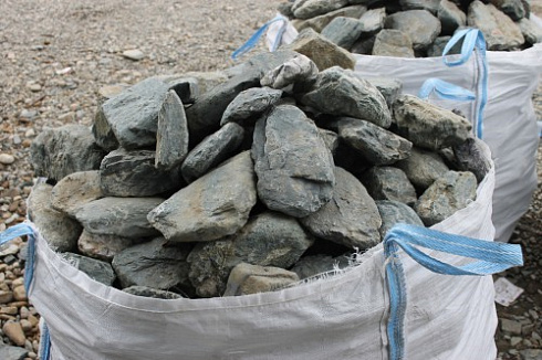 Kamenclub.ru: Гранит скальник (серо-зеленый) фр. 100-500 мм.  купить во Владимире гранит зеленый, серый, салатовый крупный ландшафтный валун 6 000 руб/т   фото КАМЕНЬ КЛУБ