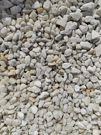 Kamenclub.ru: Мраморная крошка, щебень, цвет-белый, фр. 5-10 мм.  купить во Владимире мрамор белый, айвори, молочный мраморная каменная крошка ландшафтная 12000 руб/т   фото КАМЕНЬ КЛУБ