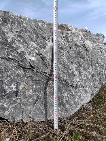 Kamenclub.ru: Черный мрамор скальник фр. 1000-1500 мм.  купить во Владимире мрамор черный белый серый крупный колотый валун ландшафтный 9000 руб/т   фото КАМЕНЬ КЛУБ