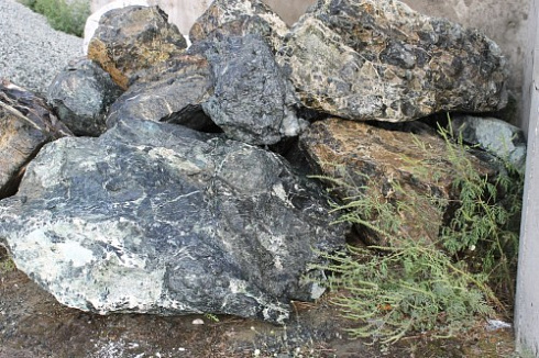 Kamenclub.ru: Змеевик скальник фр. 500-1500 мм.  купить во Владимире змеевик зеленый серый черный глыба скальная колотая 7500 руб/т   фото КАМЕНЬ КЛУБ