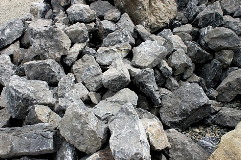 Kamenclub.ru: Черный мрамор скальник фр. 1000-1500 мм.  купить во Владимире мрамор черный белый серый крупный колотый валун ландшафтный 9000 руб/т   фото КАМЕНЬ КЛУБ