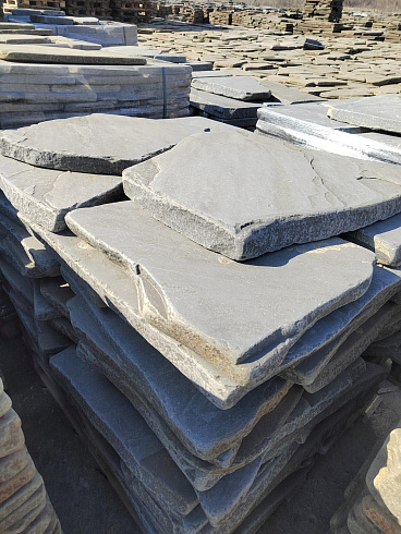 Kamenclub.ru: Песчаник пластушка галтованная светло-серая (3,0 см)  купить во Владимире песчаник светло-серый, серый ландшафтный камень рваный колотый 21000 руб/м3   фото КАМЕНЬ КЛУБ