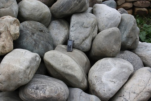 Kamenclub.ru: Речной валун Кабанчик фр.300-500 мм.  купить во Владимире крупный природный камень галька серый, темно-серый речной валун галечник масштабный 7000 руб/т   фото КАМЕНЬ КЛУБ