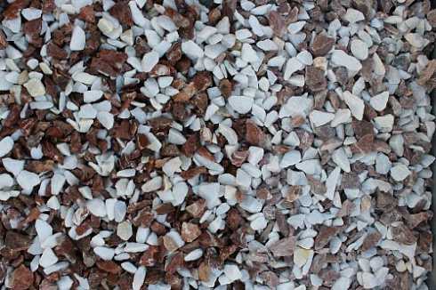 Kamenclub.ru: Мраморная крошка (щебень крошка микс: белый-розовый) фр. 10-20 мм.  купить во Владимире мрамор белый, розовый каменный декоративный ландшафтный щебень 12000 руб/т   фото КАМЕНЬ КЛУБ